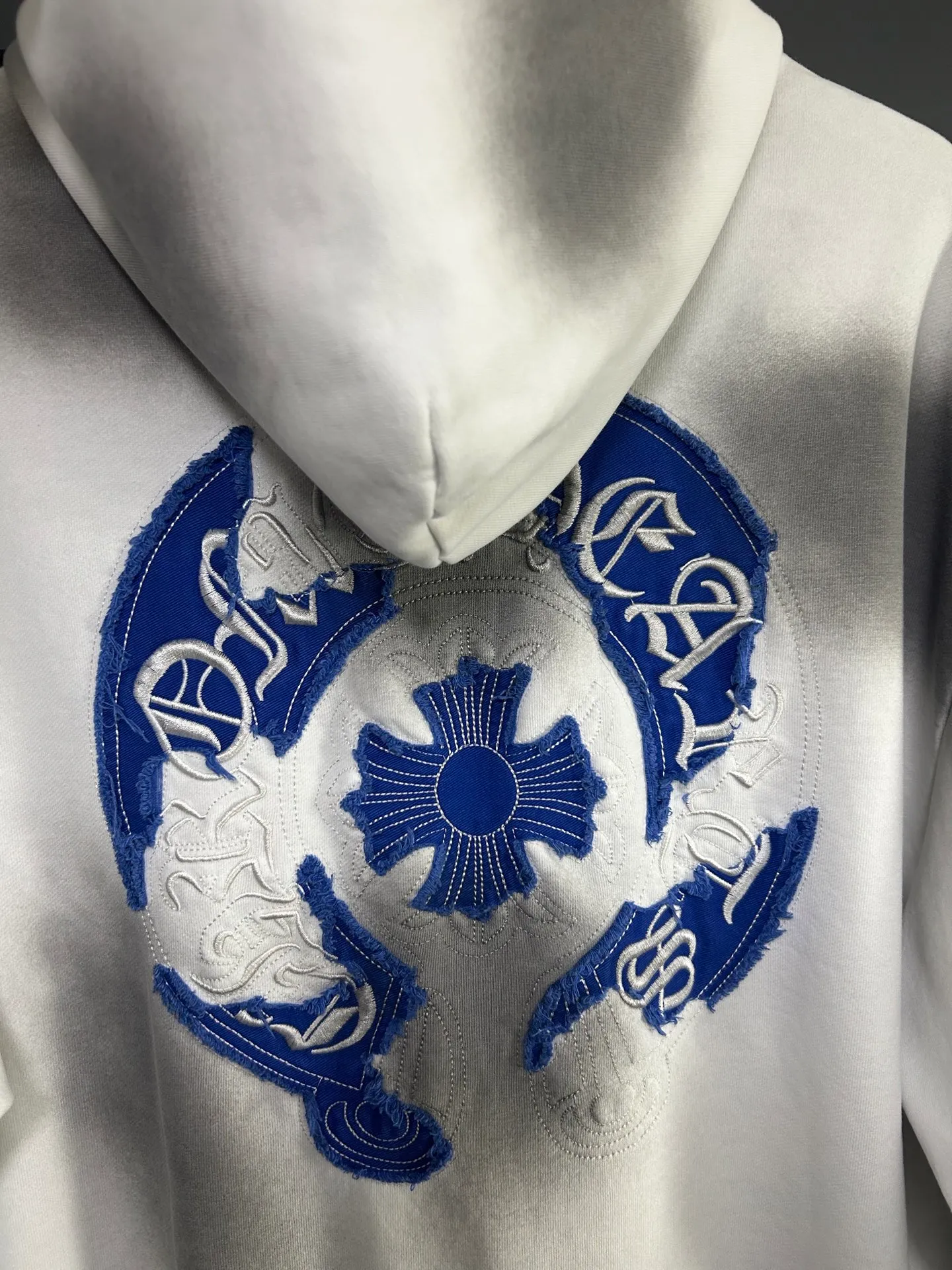 P310 𝗖𝗵𝗿𝗼𝗺𝗲 𝗛𝗲𝗮𝗿𝘁𝘀/Cro Heart 2025 Cross Patch Embroidery Summer New Original Single Counter American Acid Washed Distressed Laser Burnt Patch Embroidery Couple Casual Hooded Sweatshirt 👑The highest version! Customized fabric 440g tripe terry fabric! American acid-washed and distressed original fabric laser burnt ✟appliqué embroidery and exquisite embroidery of letters! The best-selling model at the counter. It is very comfortable to wear. It is low-key yet luxurious. It is very classy when worn. The large size and tailoring are needless to say. The upper body is exquisite and vivid. 👍High-end first-class materials. A truly palace-level product. The cotton from Turkey is of outstanding quality. After heavy washing, the clothes are very soft! Not picky, the upper body is absolutely stylish and extremely luxurious. Auxiliary materials: The original model has been authenticated and labeled ➕100% silk washed with water label. Genuine purchase-grade original hangtag➕matching hanging rope➕3D hanging beads➕original packaging bag. Craftsmanship: The original version has consistent wiring! The highest version of the armhole matching technique! Countless times of pattern making to 100% restore the original appearance! The correct version is the same for men and women, super eye-catching, super good-looking, and super atmospheric! Color: White Black Royal Blue Size, XS S M L